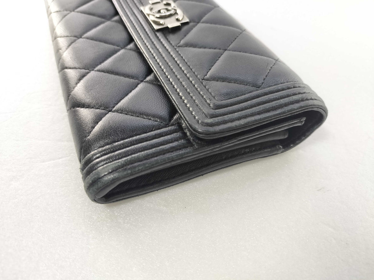 Chanel Boy Long Flap Wallet – Agnello trapuntato nero, ferramenta argento anticato