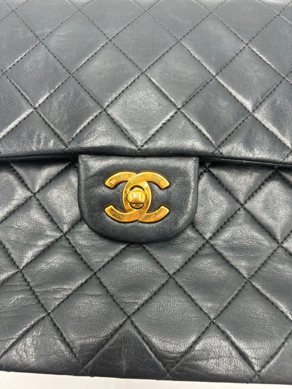 CHANEL Classic Double Flap Media — Pelle di Agnello Trapuntata Nera, Hardware Oro