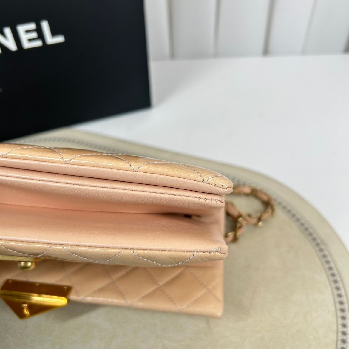Chanel Classic Flap 21 – Vernice Rosa Cipria – Hardware Oro – Serie 21
