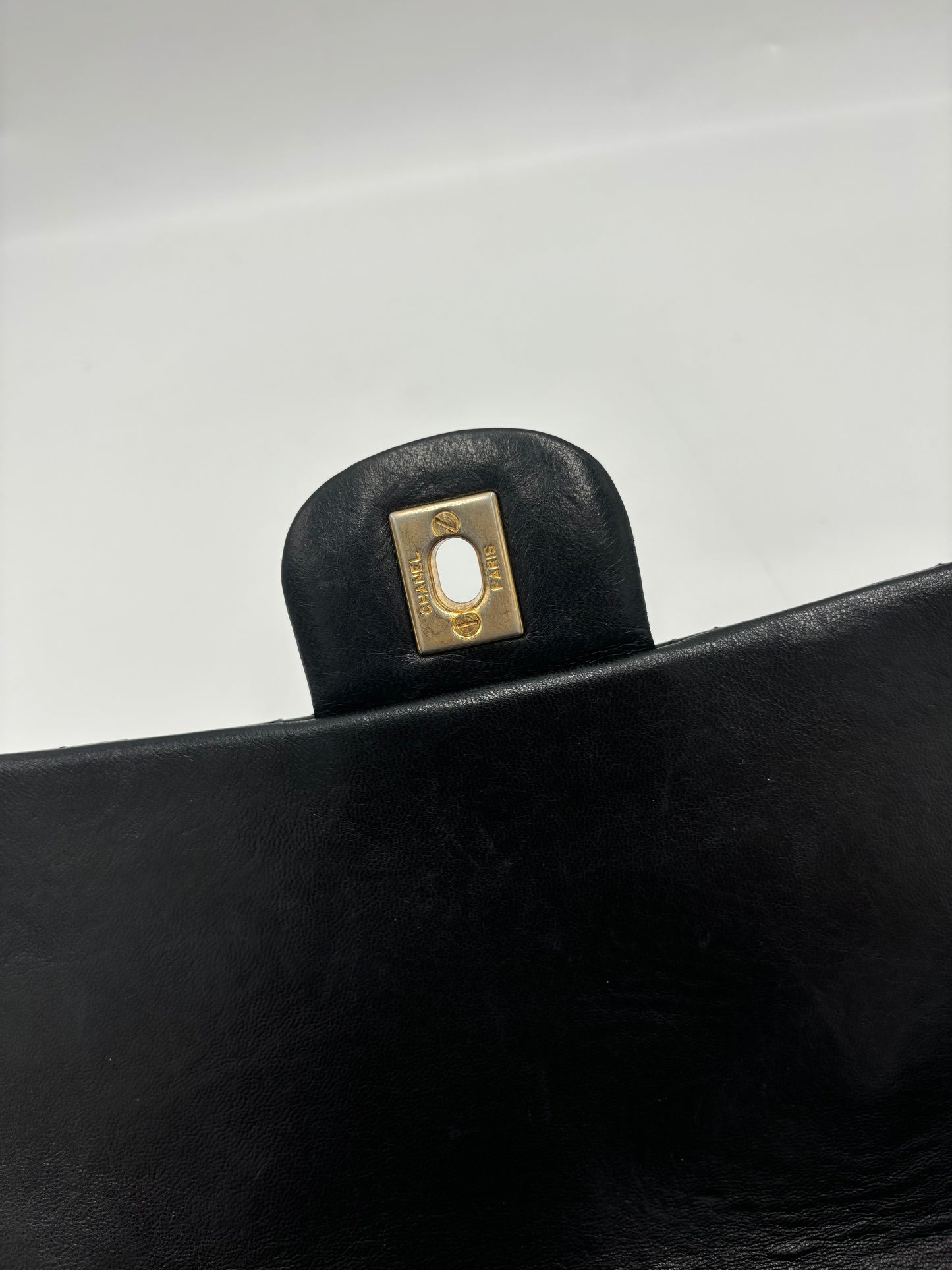 CHANEL Classic Double Flap Media — Pelle di Agnello Trapuntata Nera, Hardware Oro