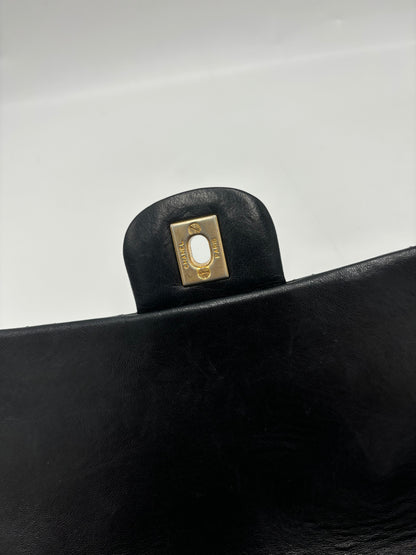 CHANEL Classic Double Flap Media — Pelle di Agnello Trapuntata Nera, Hardware Oro