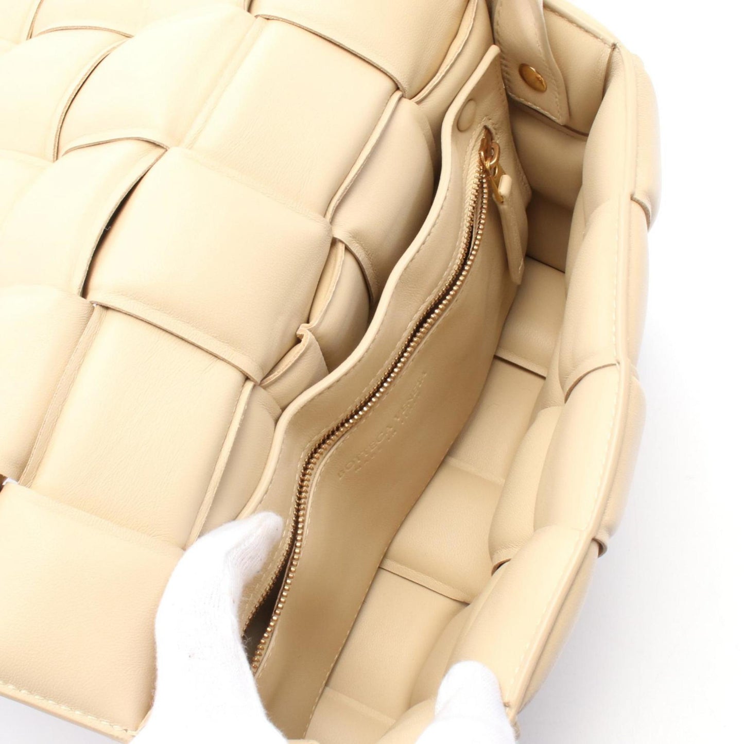Bottega Veneta Cassette – Pelle Beige Intrecciata (Ref. 591970)