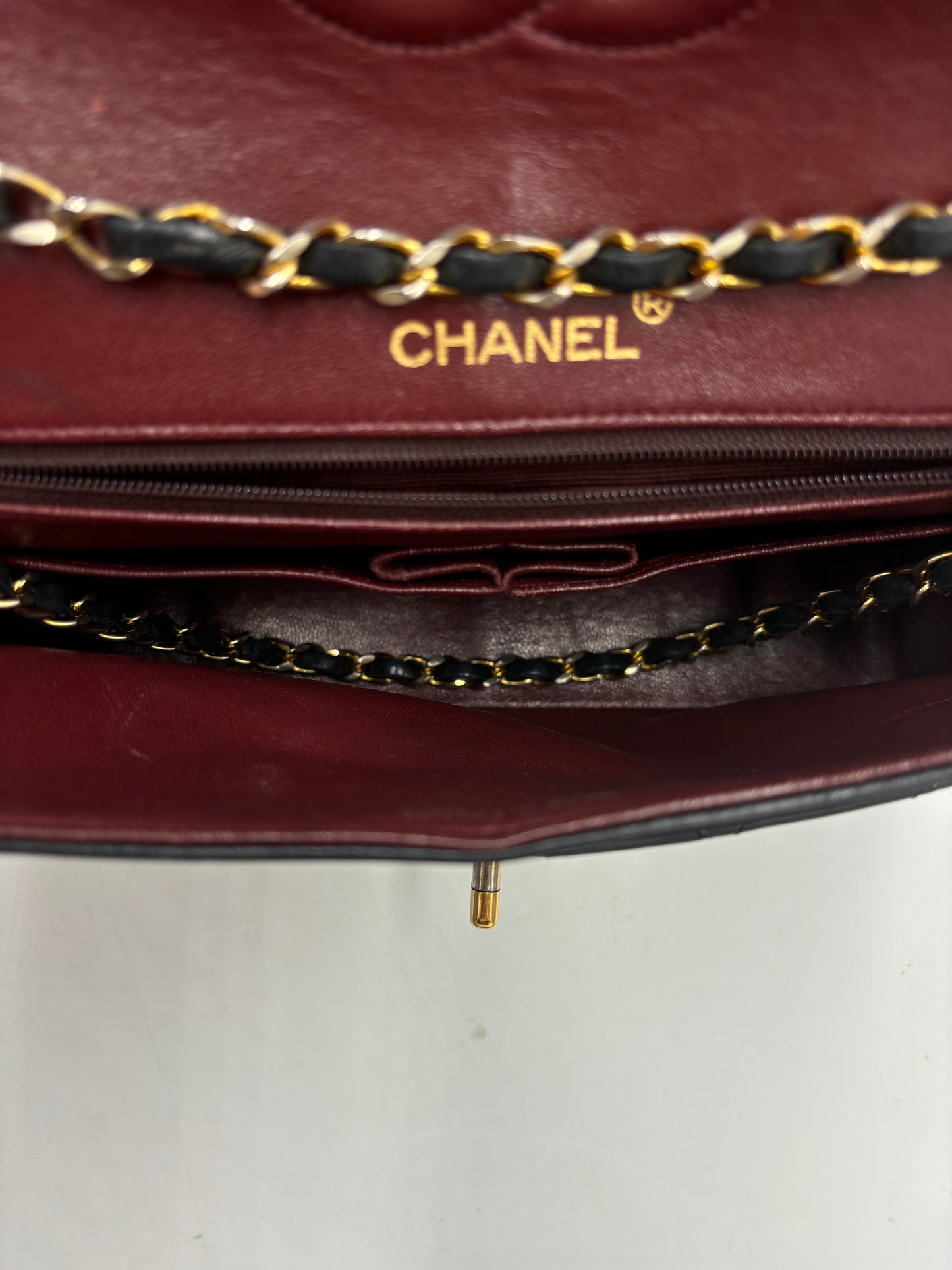 CHANEL Classic Double Flap Media — Pelle di Agnello Trapuntata Nera, Hardware Oro