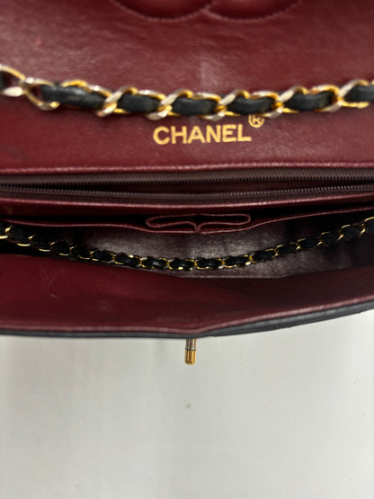 CHANEL Classic Double Flap Media — Pelle di Agnello Trapuntata Nera, Hardware Oro