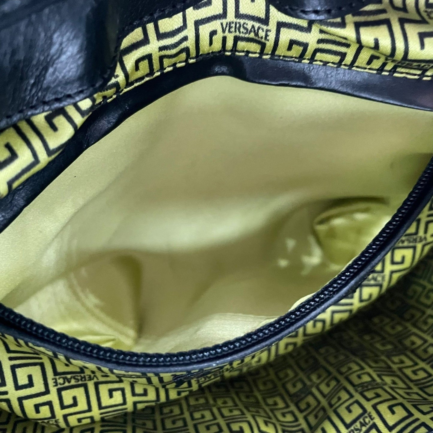 Versace Medusa – Hobo bag in pelle nera incisa