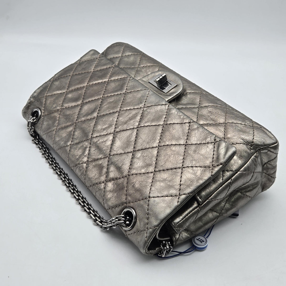 Chanel 2.55 Reissue Flap Pelle di Vitello Metallizzata Argento Anticato (2006–2008) – 30 cm
