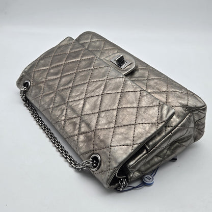 Chanel 2.55 Reissue Flap Pelle di Vitello Metallizzata Argento Anticato (2006–2008) – 30 cm