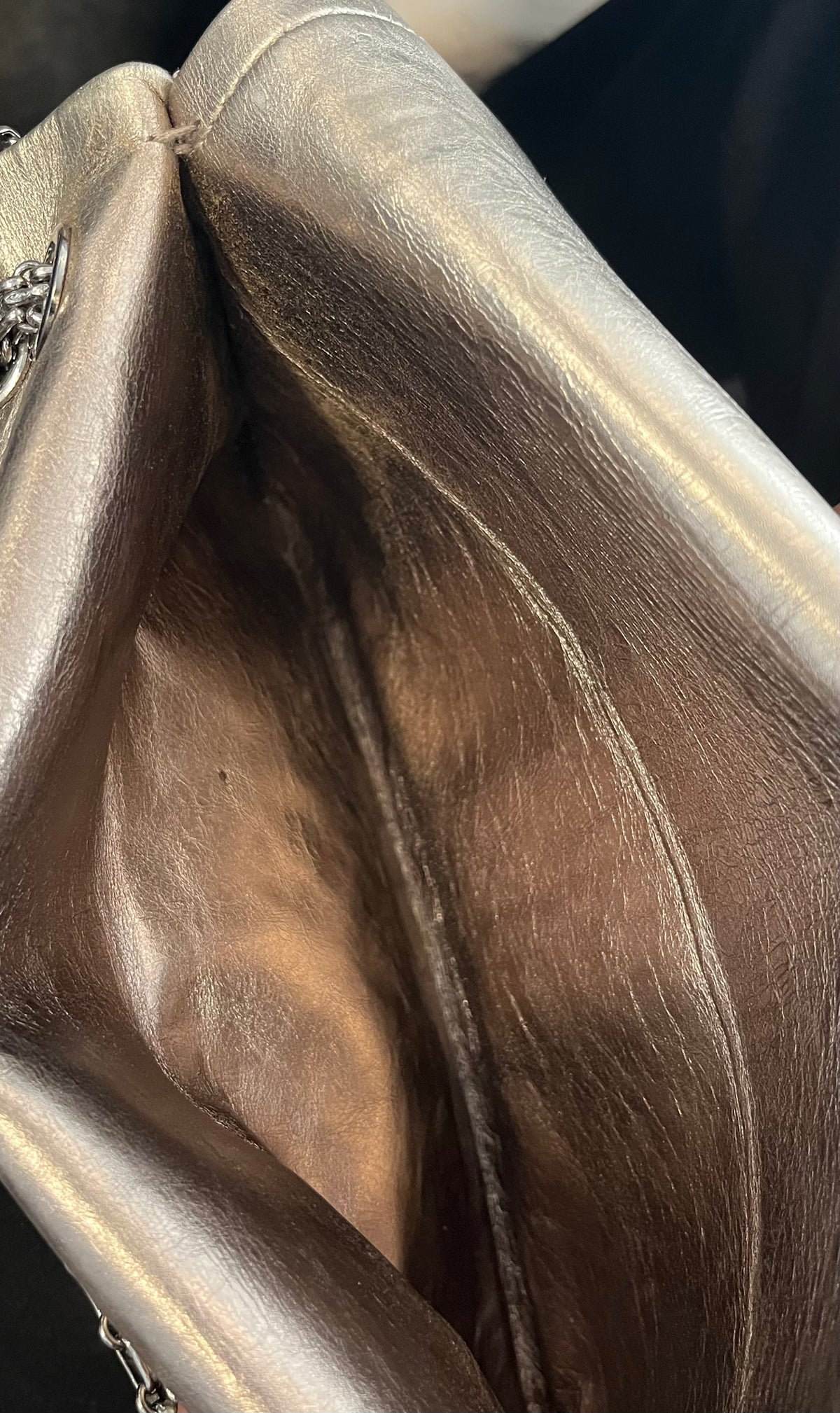 Chanel 2.55 Reissue Flap Pelle di Vitello Metallizzata Argento Anticato (2006–2008) – 30 cm