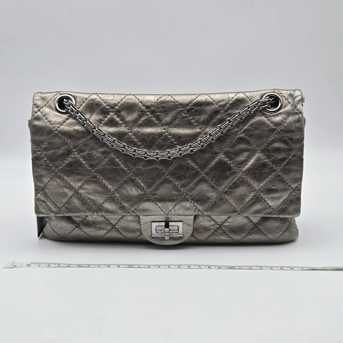 Chanel 2.55 Reissue Flap Pelle di Vitello Metallizzata Argento Anticato (2006–2008) – 30 cm