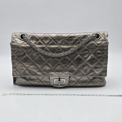 Chanel 2.55 Reissue Flap Pelle di Vitello Metallizzata Argento Anticato (2006–2008) – 30 cm