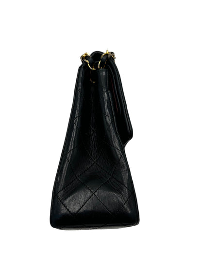 CHANEL Classic Double Flap Media — Pelle di Agnello Trapuntata Nera, Hardware Oro