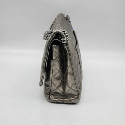 Chanel 2.55 Reissue Flap Pelle di Vitello Metallizzata Argento Anticato (2006–2008) – 30 cm
