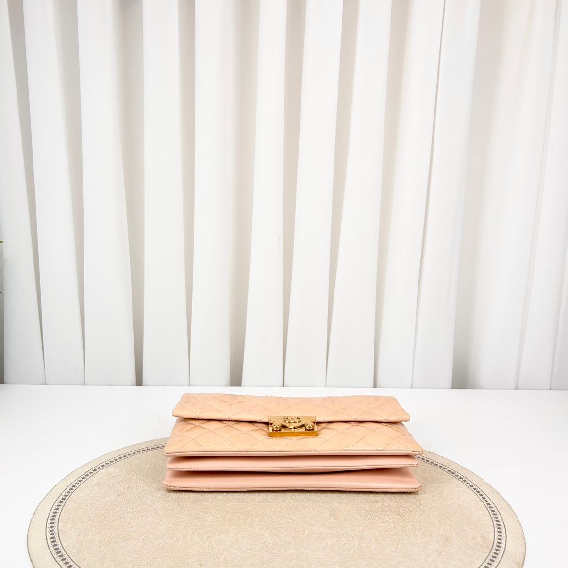 Chanel Classic Flap 21 – Vernice Rosa Cipria – Hardware Oro – Serie 21