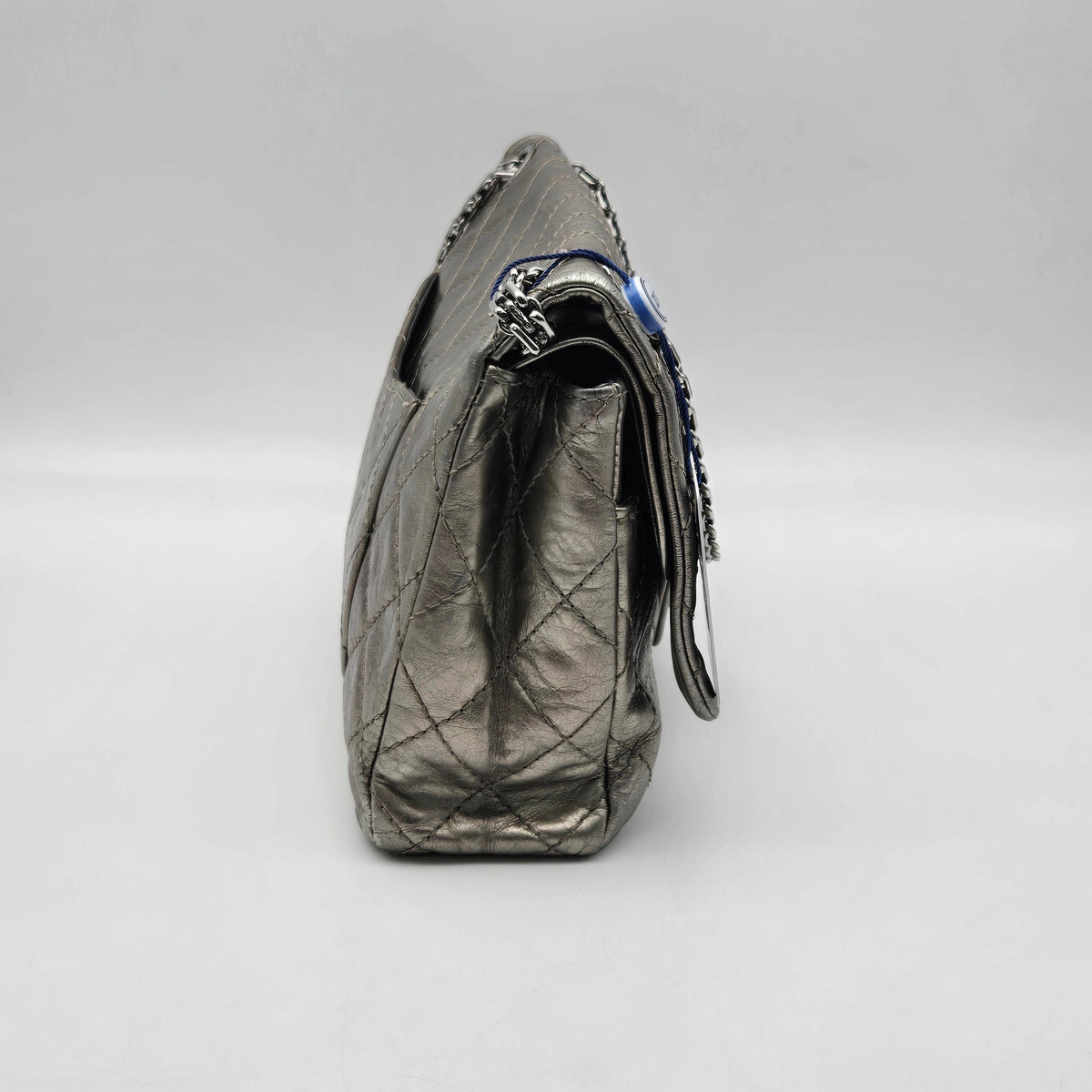 Chanel 2.55 Reissue Flap Pelle di Vitello Metallizzata Argento Anticato (2006–2008) – 30 cm