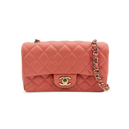 Chanel Classic Flap Medium – Caviar iridescente rosa corallo, hardware oro
