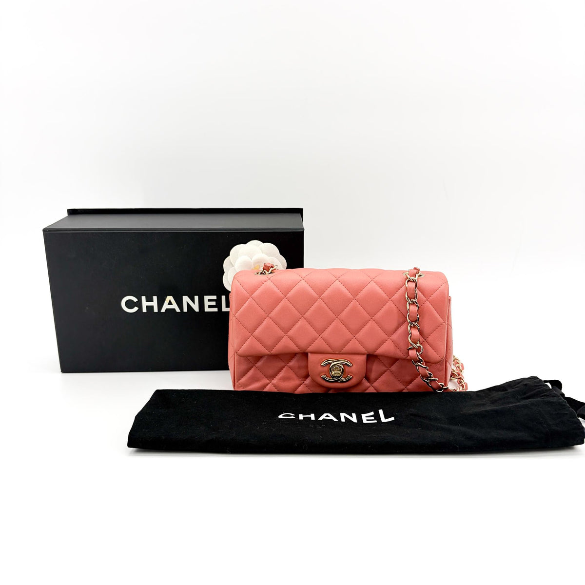 Chanel Classic Flap Medium – Caviar iridescente rosa corallo, hardware oro