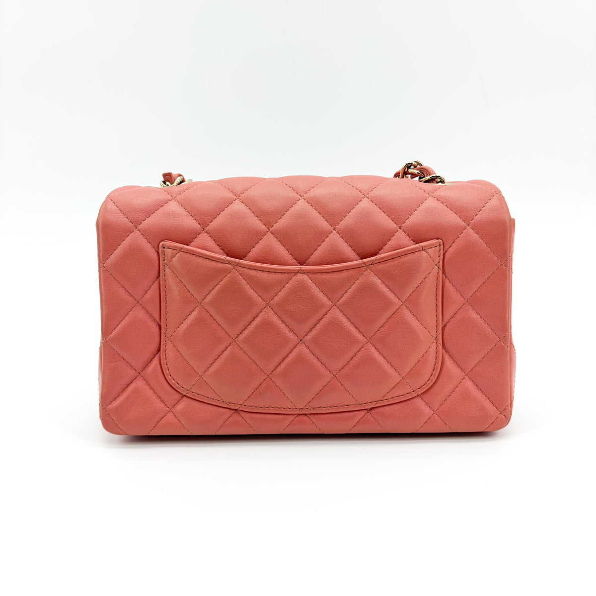 Chanel Classic Flap Medium – Caviar iridescente rosa corallo, hardware oro