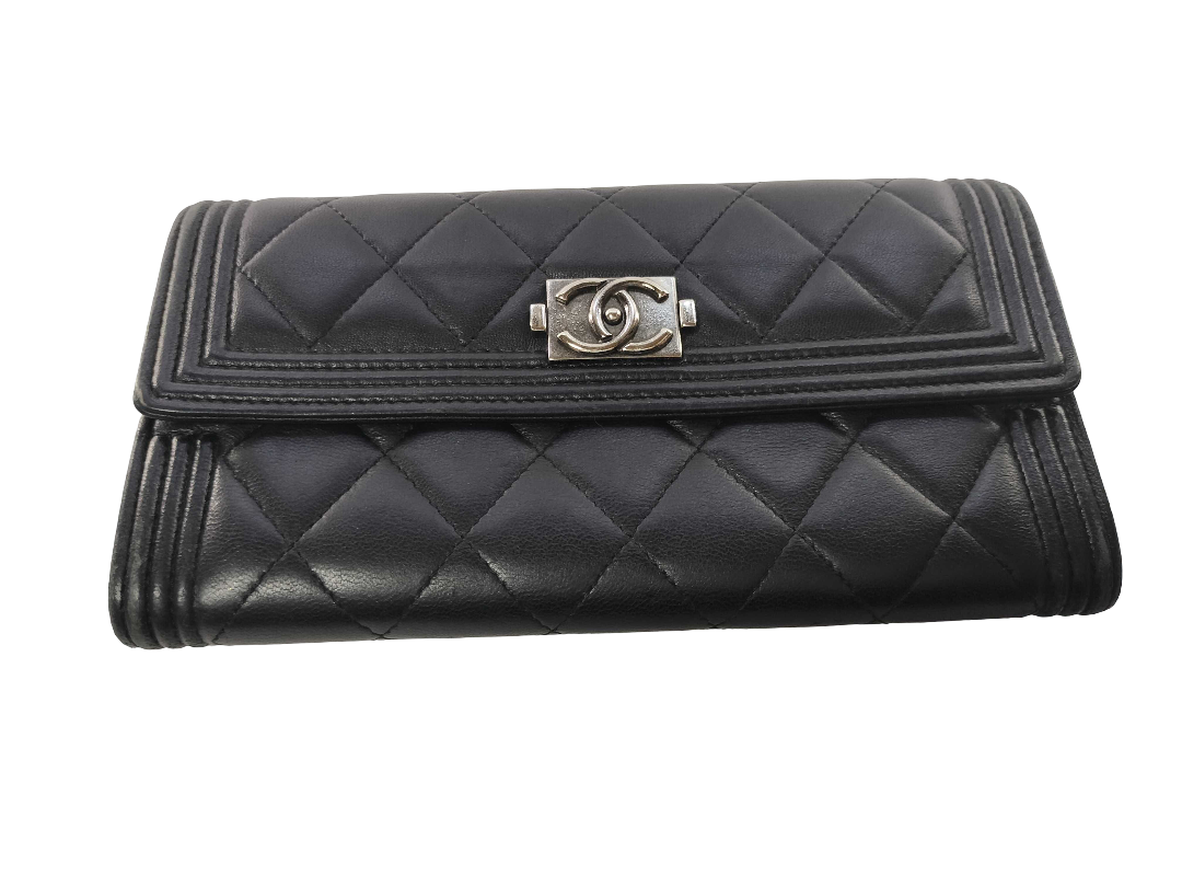Chanel Boy Long Flap Wallet – Agnello trapuntato nero, ferramenta argento anticato