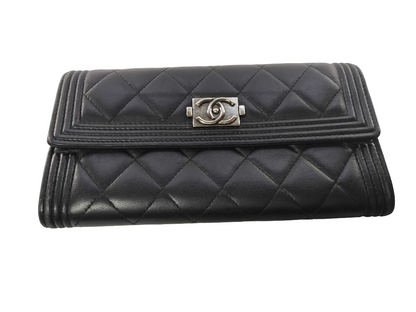 Chanel Boy Long Flap Wallet – Agnello trapuntato nero, ferramenta argento anticato