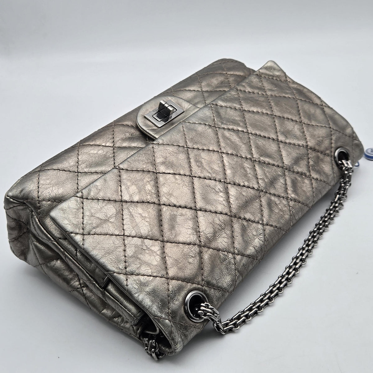 Chanel 2.55 Reissue Flap Pelle di Vitello Metallizzata Argento Anticato (2006–2008) – 30 cm