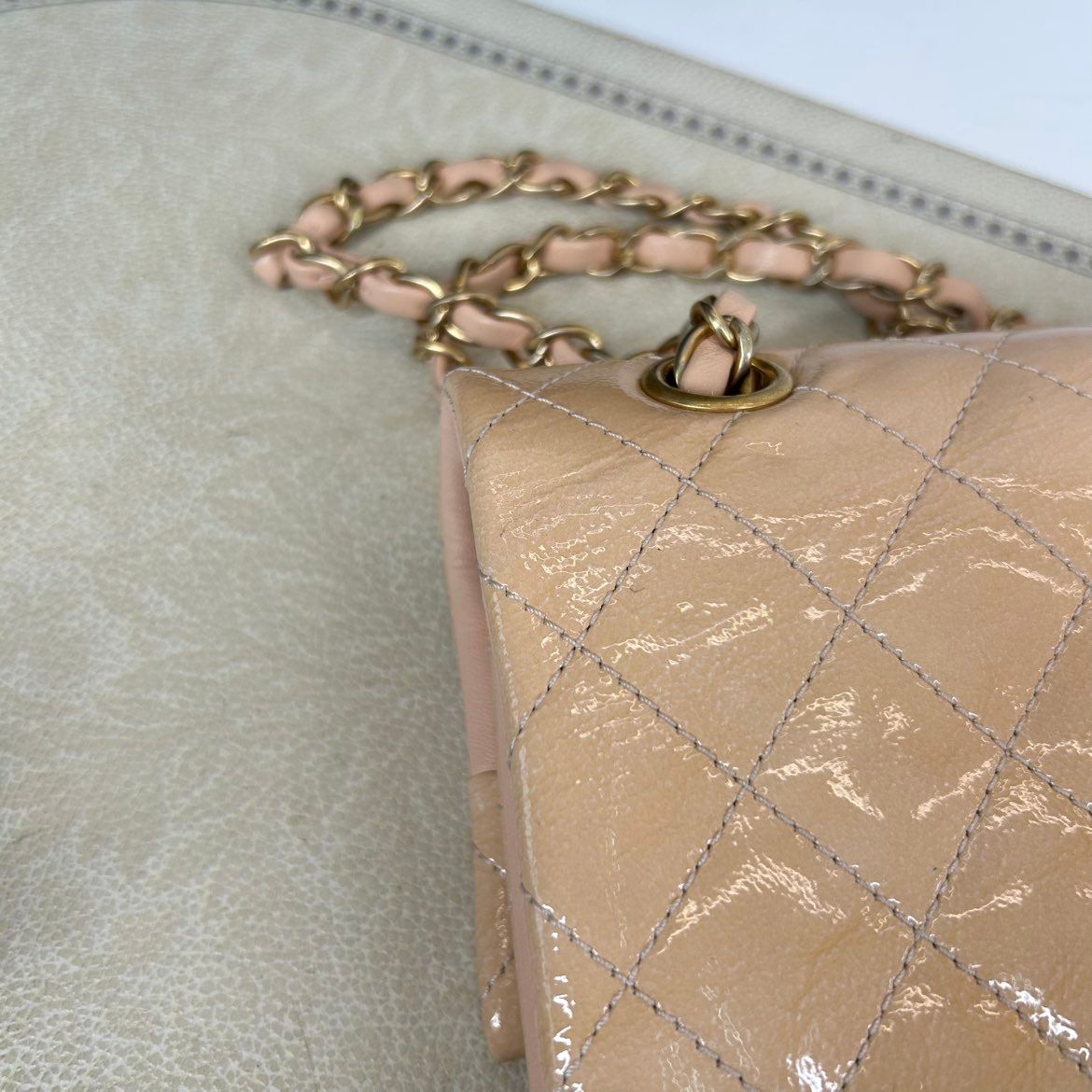 Chanel Classic Flap 21 – Vernice Rosa Cipria – Hardware Oro – Serie 21