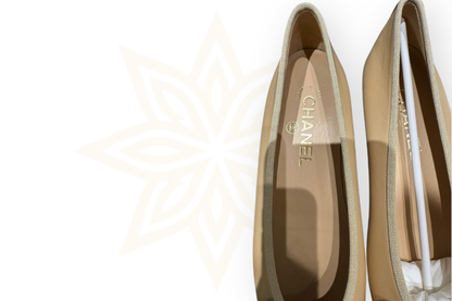 Chanel – Ballerine in pelle beige e punta nera