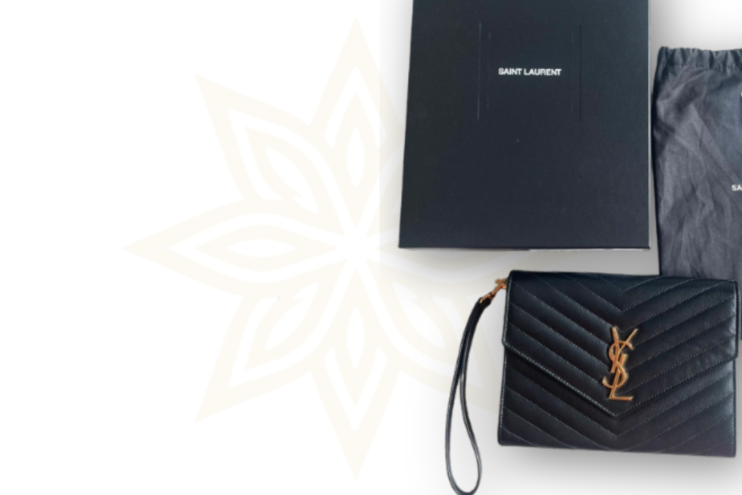 Saint Laurent Monogram Clutch in Pelle Grain de Poudre Nera – Medium Size