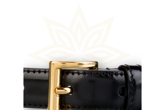 Prada – Cintura in pelle verniciata nera con fibbia dorata – Donna
