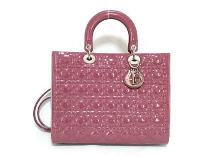 Borsa Lady Dior Large vernice rosa malva vista frontale con charm Dior