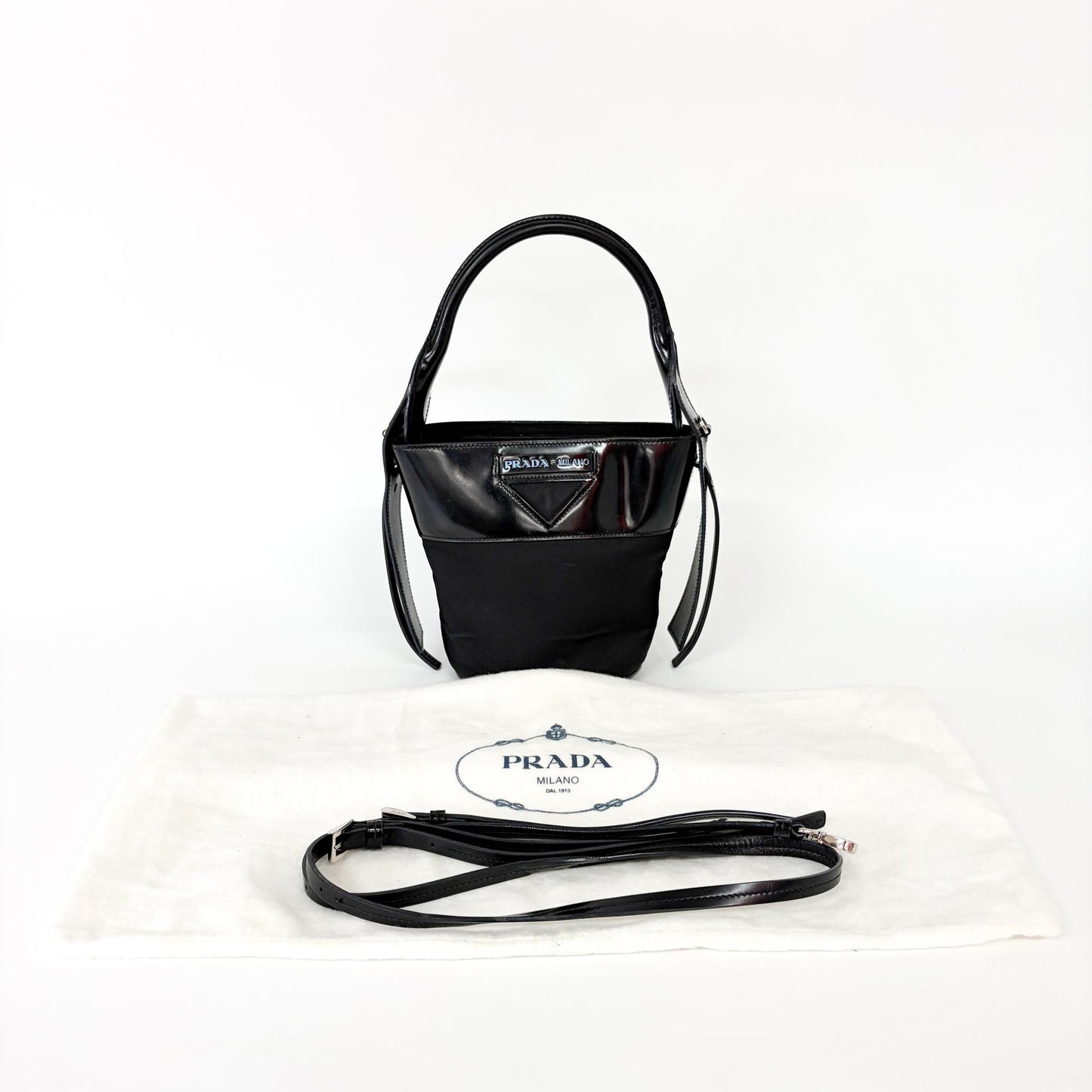 Borsa Prada secchiello vintage in nylon Tessuto nero e pelle spazzolata con placca triangolare e manico a mano