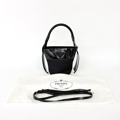 Borsa Prada secchiello vintage in nylon Tessuto nero e pelle spazzolata con placca triangolare e manico a mano