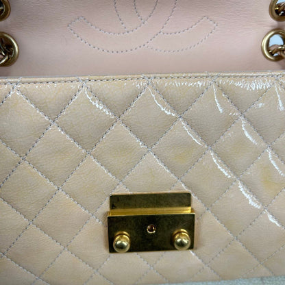 Chanel Classic Flap 21 – Vernice Rosa Cipria – Hardware Oro – Serie 21