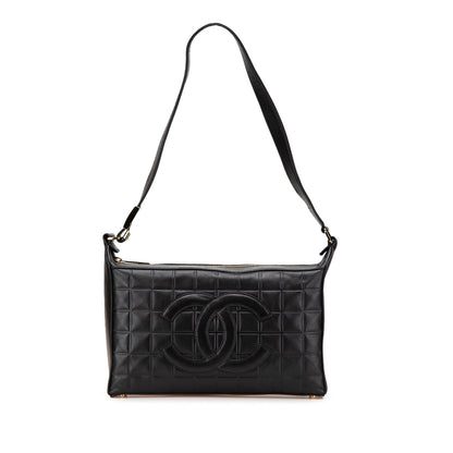 Chanel Chocolate Bar CC Shoulder Bag nera vista frontale con logo CC applicato