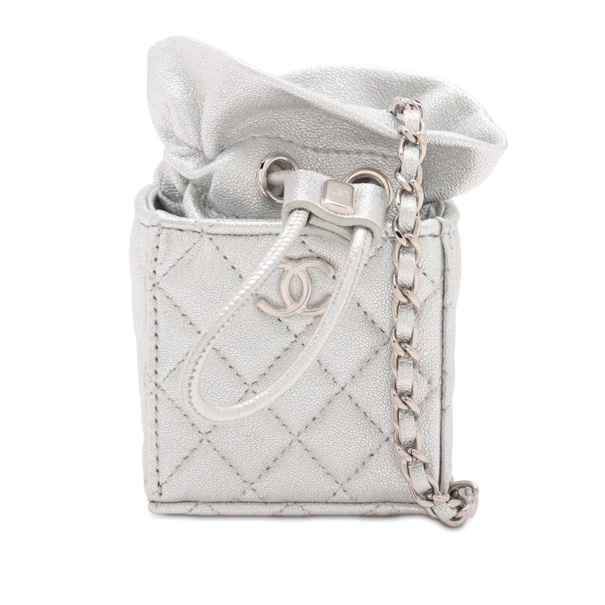 Chanel mini bucket bag argento caviar 2021 dettaglio, Chanel silver micro bag con catena, Chanel pelle trapuntata bucket bag originale