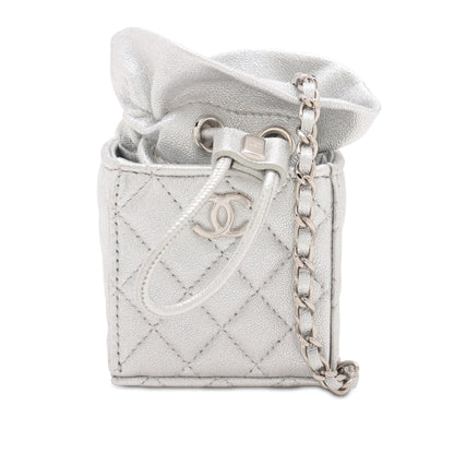 Chanel mini bucket bag argento caviar 2021 dettaglio, Chanel silver micro bag con catena, Chanel pelle trapuntata bucket bag originale