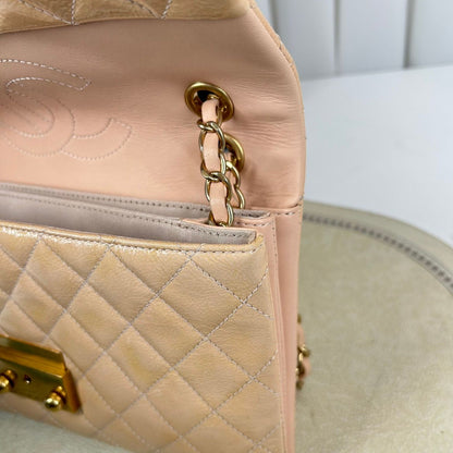 Chanel Classic Flap 21 – Vernice Rosa Cipria – Hardware Oro – Serie 21