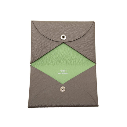 Hermès Calvi Verso Card Holder Pelle Epsom Etoupe / Vert Criquet — Anno Y, 2020 - Etoilux