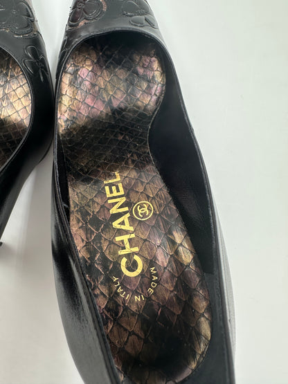 Chanel Décolleté Pelle e Pitone Camelia Nera – 37