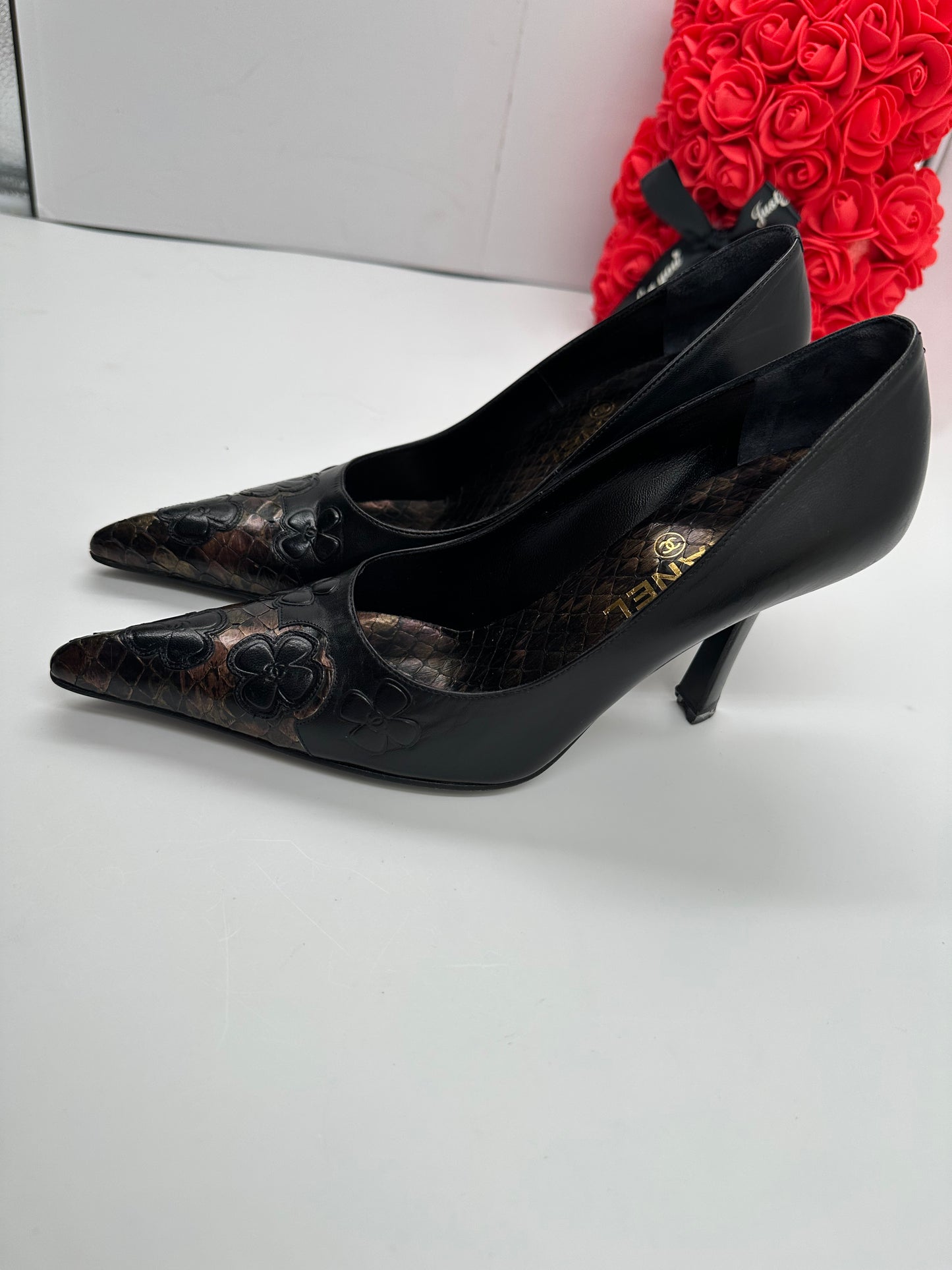 Chanel Décolleté Pelle e Pitone Camelia Nera – 37