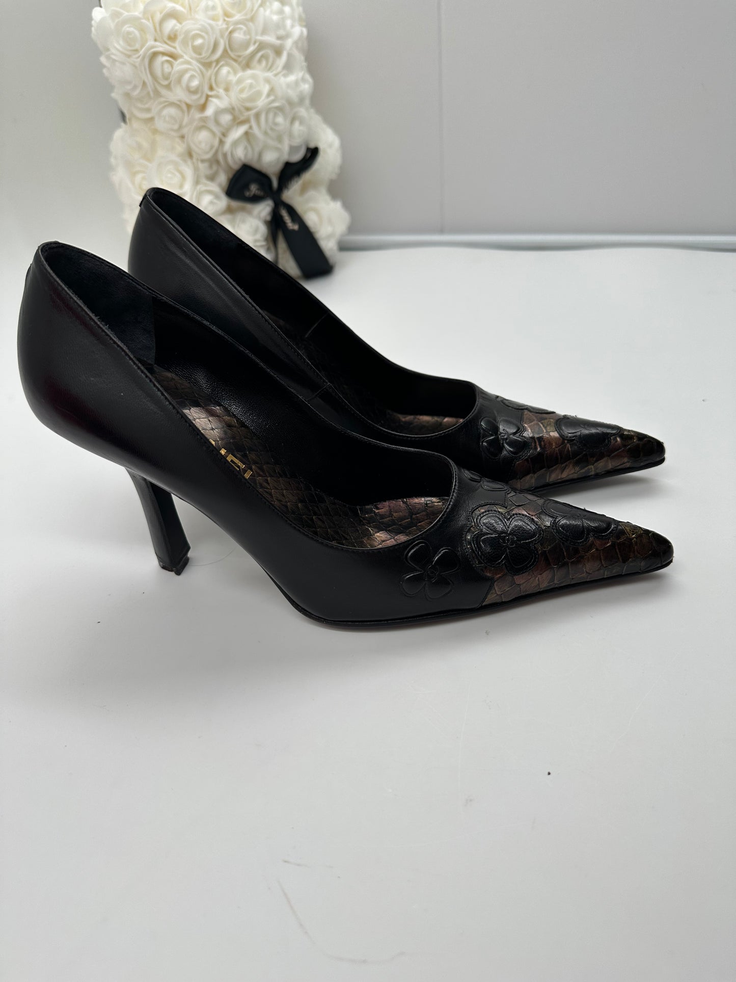 Chanel Décolleté Pelle e Pitone Camelia Nera – 37