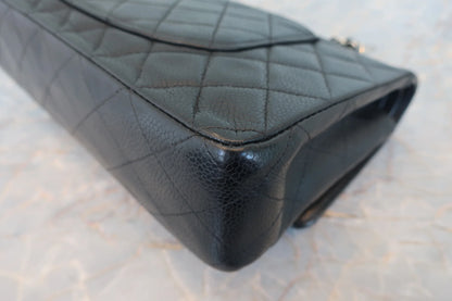 Chanel Matelassé Doppia Patta e Doppia Catena Pelle Caviar Nera – 25 cm