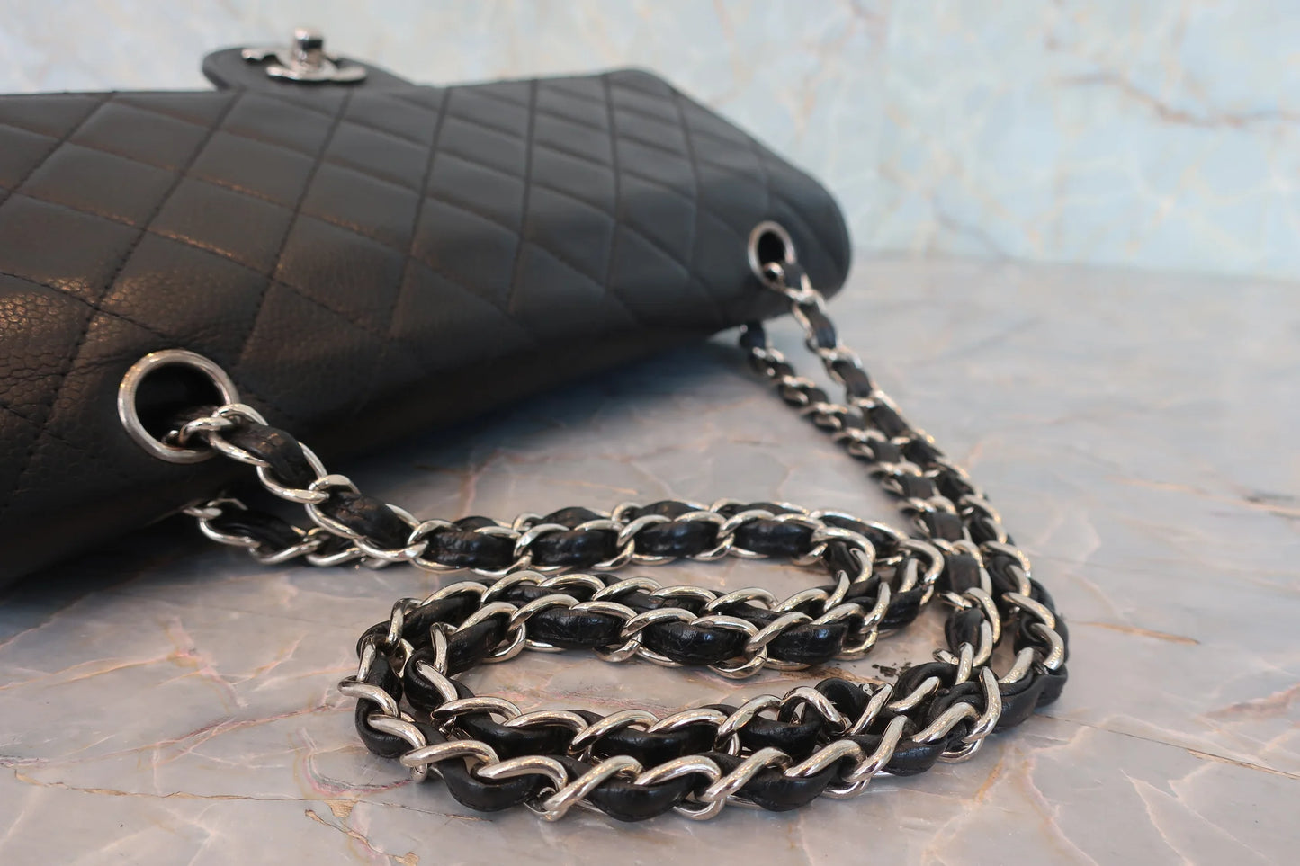 Chanel Matelassé Doppia Patta e Doppia Catena Pelle Caviar Nera – 25 cm