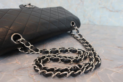 Chanel Matelassé Doppia Patta e Doppia Catena Pelle Caviar Nera – 25 cm