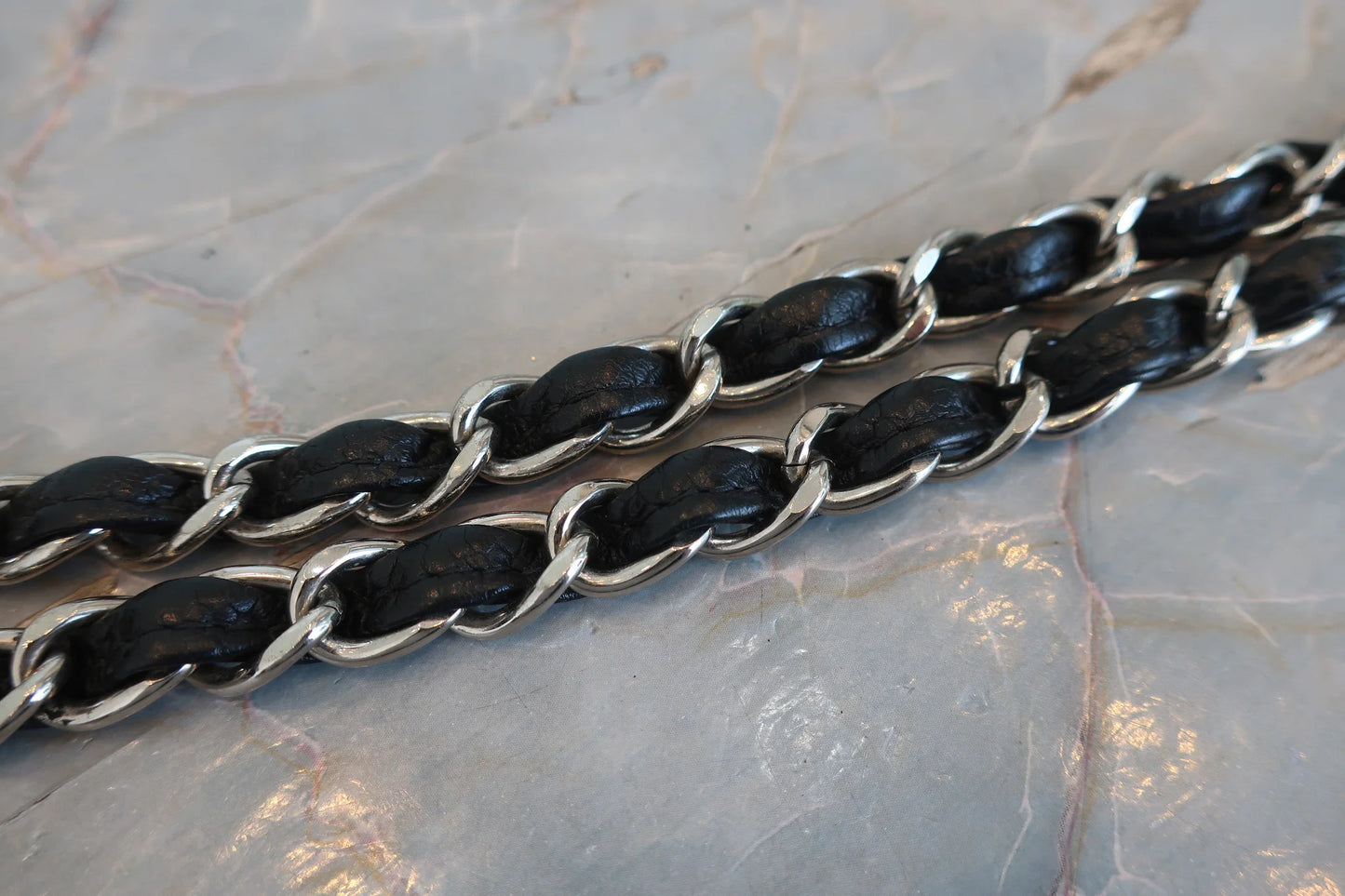 Chanel Matelassé Doppia Patta e Doppia Catena Pelle Caviar Nera – 25 cm