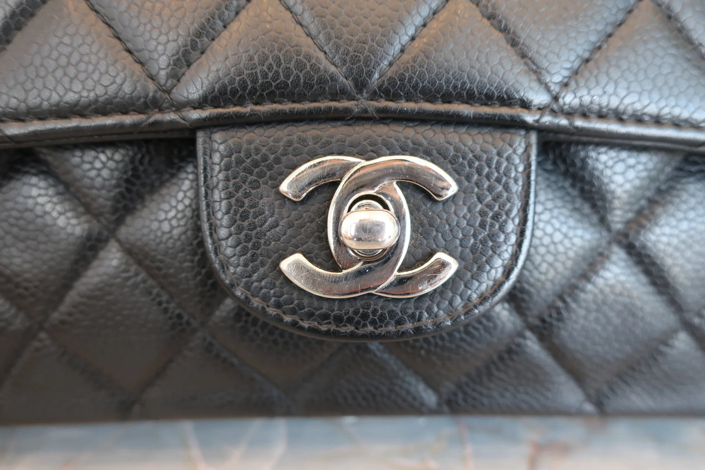 Chanel Matelassé Doppia Patta e Doppia Catena Pelle Caviar Nera – 25 cm