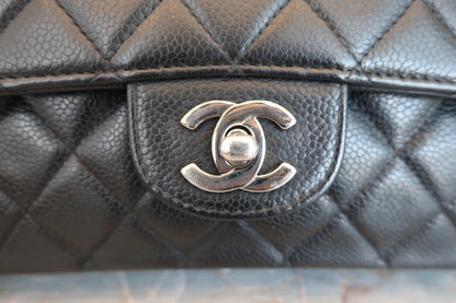 Chanel Matelassé Doppia Patta e Doppia Catena Pelle Caviar Nera – 25 cm