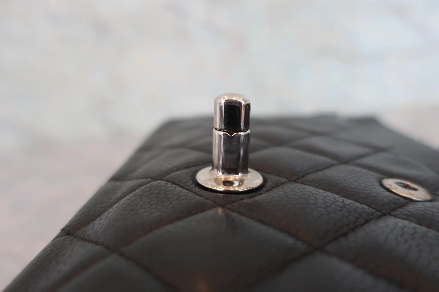 Chanel Matelassé Doppia Patta e Doppia Catena Pelle Caviar Nera – 25 cm