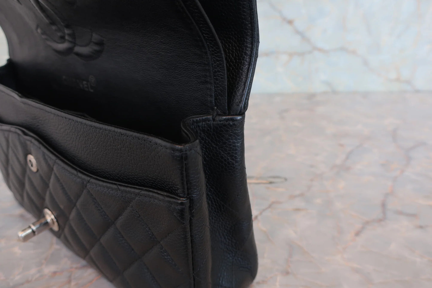 Chanel Matelassé Doppia Patta e Doppia Catena Pelle Caviar Nera – 25 cm