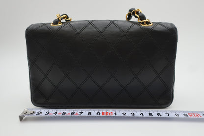 Chanel Vintage Flap con CC Grande – Pelle Nera