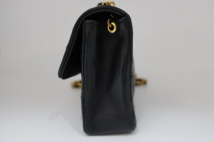 Chanel Vintage Flap con CC Grande – Pelle Nera
